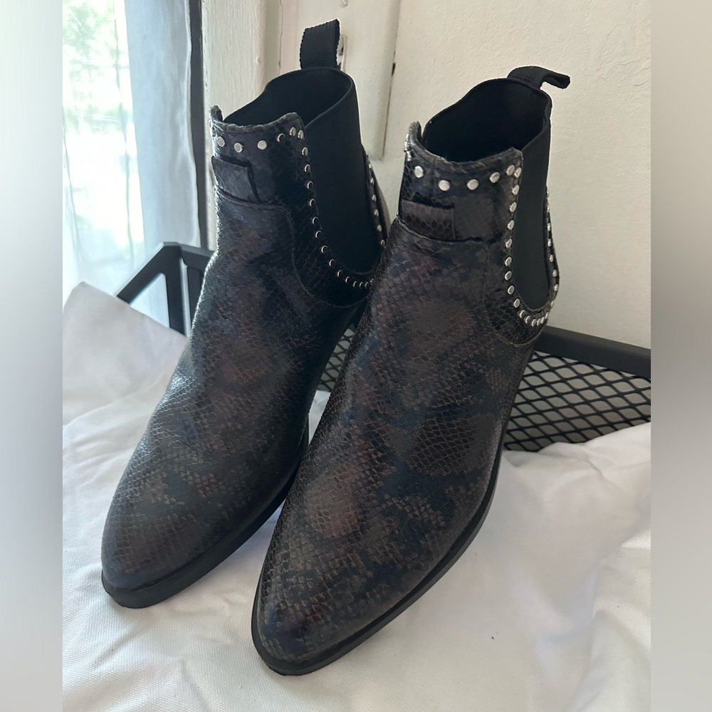 Zara Women Black Chelsea Boots with Studded Elegance💕❤️